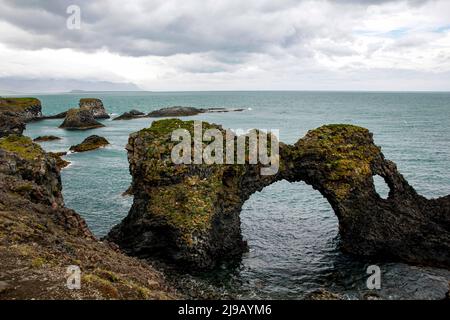 Arco di roccia Gatklettur ad Arnarstapi, vicino a Hellnar, penisola di Snaefelsnes, Islanda Foto Stock