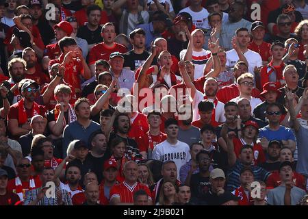 I tifosi di Liverpool incoraggiano la loro squadra - Chelsea v Liverpool, The Emirates fa Cup Final, Wembley Stadium, Londra - 14th maggio 2022 solo per uso editoriale Foto Stock