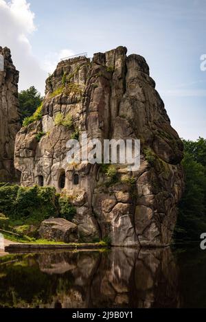 L'Externsteine, un'importante formazione di pietra arenaria nella foresta di Teutoburg, vicino alla città di Horn-Bad Meinberg nel distretto di Lippe, in Germania Foto Stock