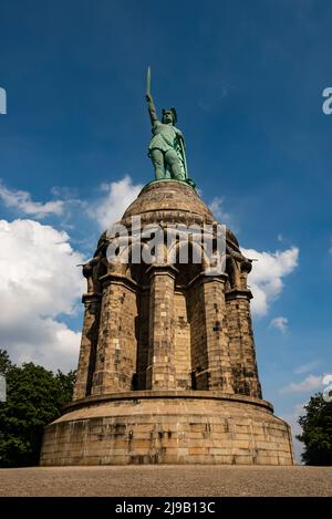 Il famoso Hermannsdenkmal (monumento di Hermann) sul monte Grotenburg vicino a Detmold, Teutoburg Forest, Germania Foto Stock