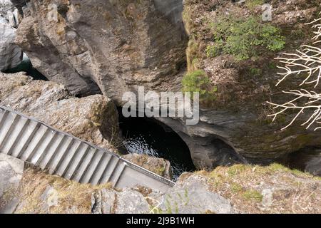 Zillis, Grison, Svizzera, 12 aprile 2022 Scale conducono al canyon di Viamala Foto Stock