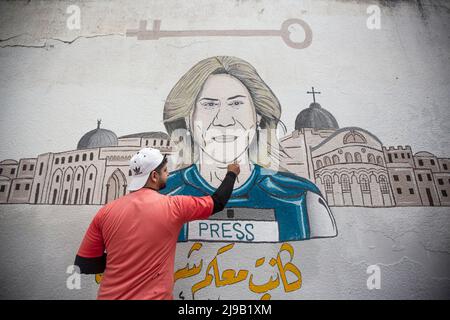 Artisti palestinesi dipingono un murale per il giornalista al-Jazeera Shireen Abu Akleh a Khan Yunis nella striscia meridionale di Gaza. Shireen Abu Akleh è stato martirizzato il 11th 2022 maggio, mentre copriva lo storming del campo profughi di Jenin in Cisgiordania. Gaza, Palestina. Foto Stock