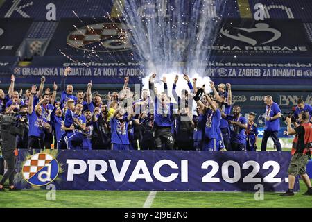 (220522) -- ZAGABRIA, 22 maggio 2022 (Xinhua) -- i giocatori di GNK Dinamo Zagabria festeggiano con il trofeo durante la cerimonia di premiazione a Zagabria, Croazia, il 22 maggio 2022. Dinamo Zagreb ha rivendicato il titolo di campionato croato con un vantaggio di sette punti. (PIXSELL via Xinhua) Foto Stock