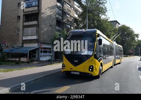 (220522) -- SARAJEVO, 22 maggio 2022 (Xinhua) -- Un nuovo filobus corre sulla strada a Sarajevo, Bosnia-Erzegovina (BiH), 21 maggio 2022. Nuovi filobus sono stati aggiunti alla flotta di veicoli del fornitore di trasporti pubblici a Sarajevo, la capitale della Bosnia-Erzegovina (BiH). Il governo del Cantone di Sarajevo ha detto la domenica che fino al 6 giugno, i pendolari godranno di corse gratuite sui nuovi autobus elettrici. I nuovi filobus sono dotati di un sistema di biglietteria e di conteggio passeggeri all'avanguardia e offrono un facile accesso alle persone in carrozzina. Lo saranno anche Foto Stock