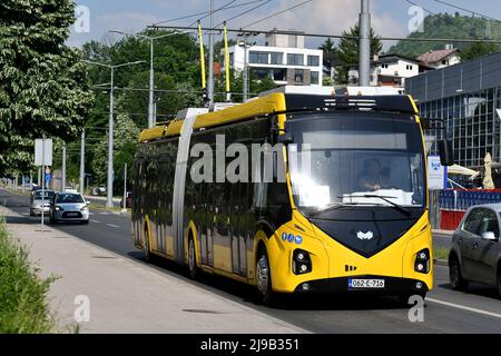 (220522) -- SARAJEVO, 22 maggio 2022 (Xinhua) -- Un nuovo filobus corre sulla strada a Sarajevo, Bosnia-Erzegovina (BiH), 21 maggio 2022. Nuovi filobus sono stati aggiunti alla flotta di veicoli del fornitore di trasporti pubblici a Sarajevo, la capitale della Bosnia-Erzegovina (BiH). Il governo del Cantone di Sarajevo ha detto la domenica che fino al 6 giugno, i pendolari godranno di corse gratuite sui nuovi autobus elettrici. I nuovi filobus sono dotati di un sistema di biglietteria e di conteggio passeggeri all'avanguardia e offrono un facile accesso alle persone in carrozzina. Lo saranno anche Foto Stock