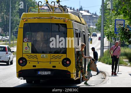 (220522) -- SARAJEVO, 22 maggio 2022 (Xinhua) -- Un nuovo filobus si ferma a Sarajevo, Bosnia-Erzegovina (BiH), 21 maggio 2022. Nuovi filobus sono stati aggiunti alla flotta di veicoli del fornitore di trasporti pubblici a Sarajevo, la capitale della Bosnia-Erzegovina (BiH). Il governo del Cantone di Sarajevo ha detto la domenica che fino al 6 giugno, i pendolari godranno di corse gratuite sui nuovi autobus elettrici. I nuovi filobus sono dotati di un sistema di biglietteria e di conteggio passeggeri all'avanguardia e offrono un facile accesso alle persone in carrozzina. Lo faranno anche Foto Stock