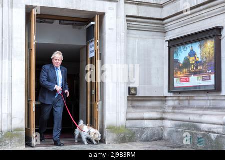 Il primo ministro britannico Boris Johnson vota al Metodista Central Hall Westminster il giorno delle elezioni locali. Immagine scattata il 5th maggio 2022. © BE Foto Stock