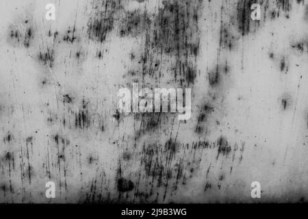 Asse in metallo arrugginito vintage con molta corrosione in bianco e nero. Foto Stock