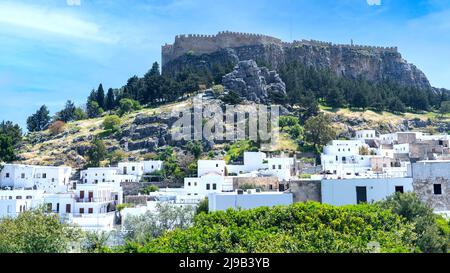 Vista di Lindos la città con case di colore bianco in Grecia. Foto Stock