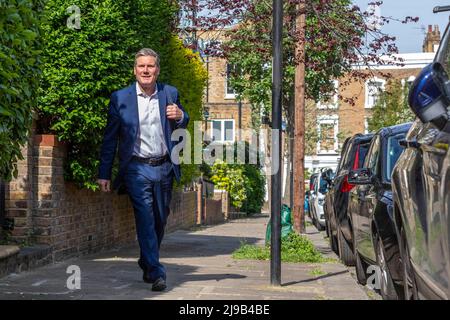 Il leader del Partito del lavoro Sir Keir Stammer lascia la sua casa a Londra del Nord questa mattina. Egli vegli di rinunciare se è multato dalla polizia per aver violato il Covid-19 res Foto Stock