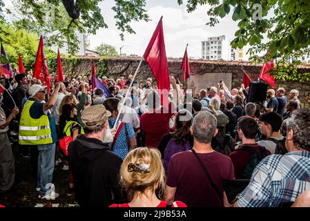 Cerimonia commemorativa del comune di Parigi tenutasi al cimitero Pere Lachaise di Parigi, Francia, il 21 maggio 2022. Diversi dimostranti dietro una bandiera. Per il 151st anniversario del comune di Parigi, manifestazione da Place des Fetes a Pere Lachaise. Il comune di Parigi è il più importante dei comuni insurrezionali della Francia nel 1870-1871, che durò 72 giorni, dal 18 marzo 1871 alla settimana Bloody del 21 al 28 maggio 1871. Foto di Pierrick Villette/ABACAPRESS.COM Foto Stock