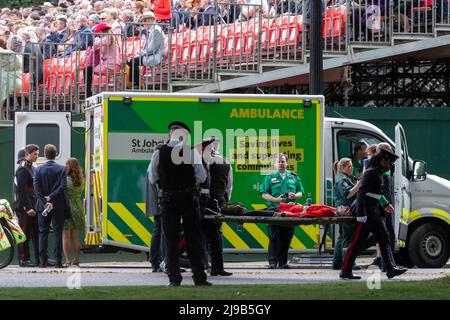 Un membro delle Guardie irlandesi svenisce oggi sotto l’alta temperatura durante la revisione del generale maggiore di Trooping the Color alla Horse Guards Parade Foto Stock