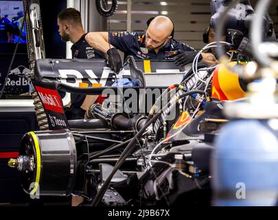 Barcellona, Spagna. 22nd maggio 2022. BARCELLONA - gli ingegneri della Red Bull Racing stanno lavorando sull'ala posteriore della vettura di Max Verstappen la cui DRS, la sezione mobile, è fallita durante le qualifiche di ieri, precedendo il Gran Premio di Spagna F1 al circuito di Barcellona-Catalunya il 22 maggio 2022 a Barcellona, in Spagna. REMKO DE WAAL Credit: ANP/Alamy Live News Foto Stock