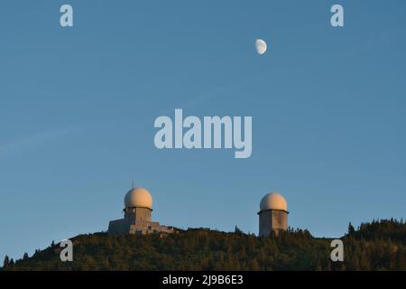 Le due torri sul monte Großer Arber all'ora blu con la luna sopra. Parte di Lamer Winkel, Foresta Bavarese, Palatinato superiore, Baviera, Germania. Foto Stock