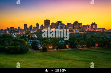 Tramonto sopra il centro di Edmonton in Canada da Gallagher Park Foto Stock