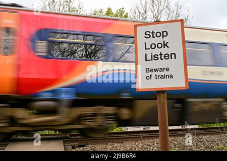 Train Crossing, Stop Look Listen, Hathersage UK Foto Stock