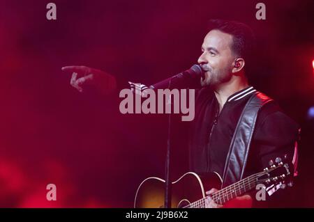 Sunrise, Stati Uniti. 21st maggio 2022. Luis Fonsi suona sul palco durante l'Amor a la Musica presentato da Uforia alla FLA Live Arena sabato 21 maggio 2022 a Sunrise, Florida. Foto di Gary i Rothstein/UPI Credit: UPI/Alamy Live News Foto Stock