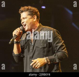 Sunrise, Stati Uniti. 21st maggio 2022. Carlos Vives si esibisce sul palco durante il .Amor a la Musica presentato da Uforia alla FLA Live Arena sabato 21 maggio 2022 a Sunrise, Florida. Foto di Gary i Rothstein/UPI Credit: UPI/Alamy Live News Foto Stock