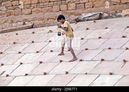 decorazione di diya vuoto o lampada di terra a varanasi india durante dev diwali celebrazione Foto Stock