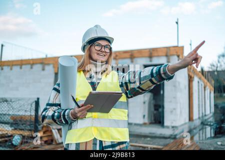 Ritratto di 30s ingegnere specialista donna in un cantiere. Costruzione, sviluppo, lavoro di squadra e concetto di persone Foto Stock