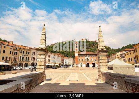 Marostica e Piazza degli Scacchi vista dal Castello inferiore Foto Stock