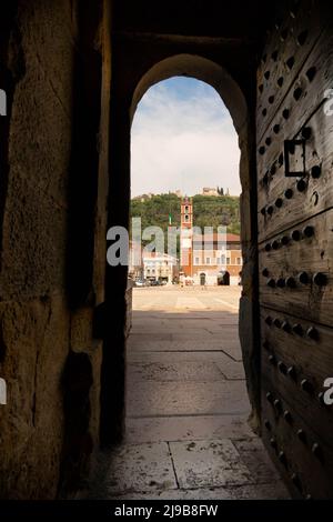 Marostica e Piazza degli Scacchi vista da dentro il Castello inferiore Foto Stock