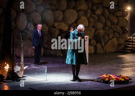 Gerusalemme, Israele. 22nd maggio 2022. Claudia Roth, ministro tedesco della Cultura e dei mezzi di comunicazione, e Vice Presidente del Parlamento tedesco (Bundestag), partecipa a una cerimonia commemorativa nella Sala della memoria durante una visita al Museo commemorativo dell'Olocausto di Yad Vashem. Credit: Ilia Yefimovich/dpa/Alamy Live News Foto Stock