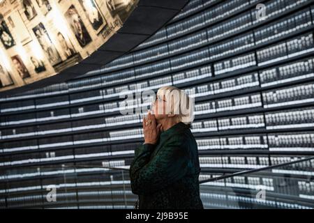 Gerusalemme, Israele. 22nd maggio 2022. Claudia Roth, ministro tedesco della Cultura e dei mezzi di comunicazione, e vicepresidente del Parlamento tedesco (Bundestag), si trova nella Sala dei nomi durante una visita al museo commemorativo dell'Olocausto di Yad Vashem. Credit: Ilia Yefimovich/dpa/Alamy Live News Foto Stock