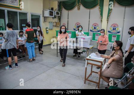 Bangkok, Tailandia. 22nd maggio 2022. La gente ha visto lanciare i propri voti durante l'elezione del nuovo governatore di Bangkok in un seggio elettorale. Elezione del nuovo governatore di Bangkok a Bangkok. Sarà la prima di queste elezioni in nove anni dal 2013, dopo che i militari si sono impadroniti del potere nel colpo di stato del 2014. (Foto di Peerapon Boonyakiat/SOPA Image/Sipa USA) Credit: Sipa USA/Alamy Live News Foto Stock