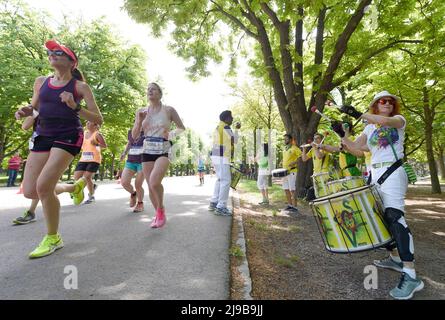 (220522) -- VIENNA, 22 maggio 2022 (Xinhua) -- i corridori partecipano all'evento austriaco Women's Run a Vienna, Austria, 22 maggio 2022. (Xinhua/Guo Chen) Foto Stock