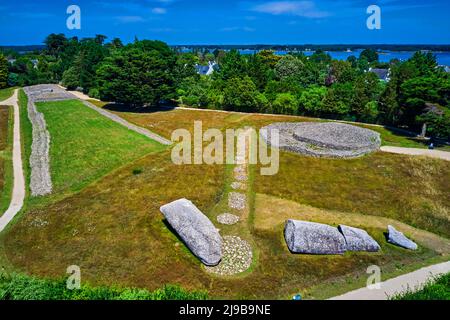 Francia, Morbihan, Golfo di Morbihan, Locmariaquer, il tumulo di Er Grah, il grande menhir rotto di Er Grah e il cairn della tabella dei commercianti Foto Stock