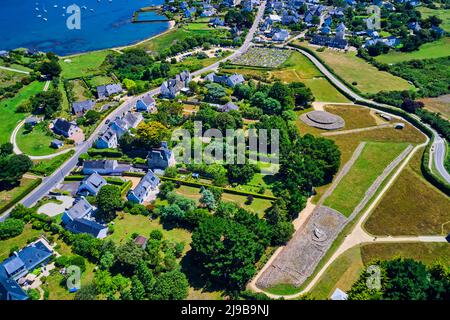 Francia, Morbihan, Golfo di Morbihan, Locmariaquer, il tumulo di Er Grah, il grande menhir rotto di Er Grah e il cairn della tabella dei commercianti Foto Stock