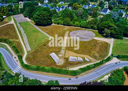 Francia, Morbihan, Golfo di Morbihan, Locmariaquer, il tumulo di Er Grah, il grande menhir rotto di Er Grah e il cairn della tabella dei commercianti Foto Stock