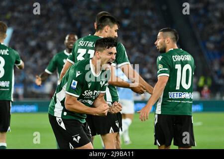 Foto Fabrizio Corradetti / LaPresse21 Maggio 2022 Roma, Italia sport calco SS Lazio vs Hellas Verona - campione di calco Serie A TIM 2021/2022 - Stadio Olimpico. Nella foto: Giovanni Simeone (Hellas Verona FC) esulta dopo il gol 0-1 21st maggio 2022 Roma, Italia sport soccer SS Lazio vs Hellas Verona - Campionato Italiano Calcio Lega A TIM 2021/2022 - Stadio Olimpico nella foto: Giovanni Simeone (Hellas Verona FC) festeggia dopo aver segnato il gol 0-1 Foto Stock