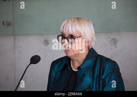 Gerusalemme, Israele. 22nd maggio 2022. Claudia Roth, ministro tedesco della Cultura e dei mezzi di comunicazione, e vicepresidente del Parlamento tedesco (Bundestag), rilascia una dichiarazione durante una visita al museo commemorativo dell'Olocausto di Yad Vashem. Credit: Ilia Yefimovich/dpa/Alamy Live News Foto Stock