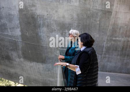 Gerusalemme, Israele. 22nd maggio 2022. Claudia Roth, ministro tedesco della Cultura e dei mezzi di comunicazione, e vicepresidente del Parlamento tedesco (Bundestag), visita il museo commemorativo dell'Olocausto di Yad Vashem. Credit: Ilia Yefimovich/dpa/Alamy Live News Foto Stock