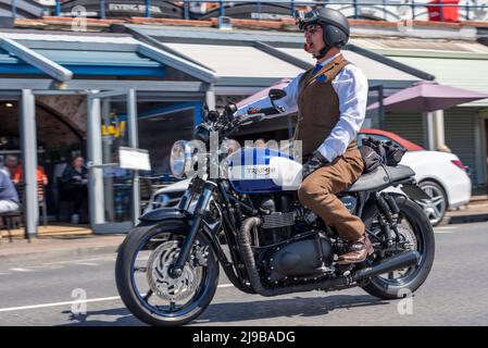 Southend on Sea, Essex, Regno Unito. 22nd maggio 2022. La città sul lungomare, ora City, non è più estranea ai viaggi in moto, ma il Gentleman’s Ride è progettato per il cavaliere con motociclisti di entrambi i sessi che entrano nello spirito di indossare un abbigliamento in linea con il tema, molti dei quali su moto d’epoca e classiche. I piloti si sono riuniti a Shoeburyness prima di dirigersi lungo il lungomare sulla strada pedonale di Southend. L’evento ha raccolto fondi per le associazioni sanitarie degli uomini di Movember ed è solo uno di un enorme numero di corse simili tenute in tutto il mondo Foto Stock