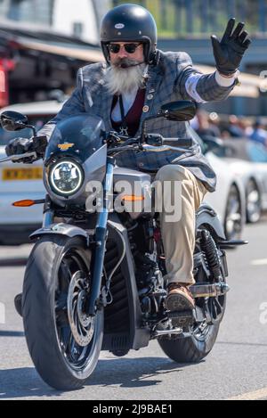 Southend on Sea, Essex, Regno Unito. 22nd maggio 2022. La città sul lungomare, ora City, non è più estranea ai viaggi in moto, ma il Gentleman’s Ride è progettato per il cavaliere con motociclisti di entrambi i sessi che entrano nello spirito di indossare un abbigliamento in linea con il tema, molti dei quali su moto d’epoca e classiche. I piloti si sono riuniti a Shoeburyness prima di dirigersi lungo il lungomare sulla strada pedonale di Southend. L’evento ha raccolto fondi per le associazioni sanitarie degli uomini di Movember ed è solo uno di un enorme numero di corse simili tenute in tutto il mondo Foto Stock