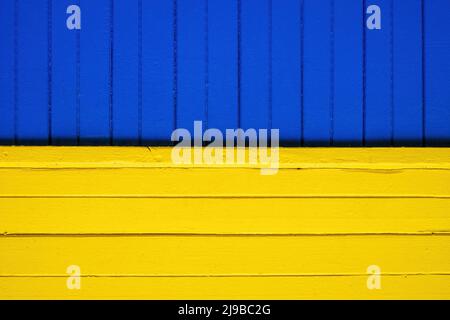 Come bandiera Ucraina. Pannelli in legno della casa. Colori blu e giallo brillante Foto Stock