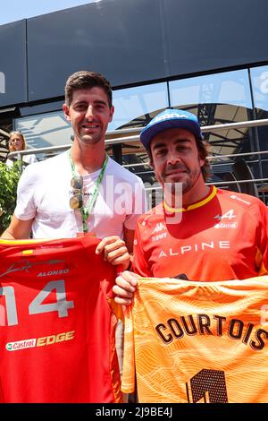 Barcellona, Spagna. 22nd maggio 2022. (Da L a R): Thibault Courtois (bel) Real Madrid portiere, con Fernando Alonso (ESP) Alpine F1 Team. 22.05.2022. Formula 1 World Championship, Rd 6, Gran Premio di Spagna, Barcellona, Spagna, Giorno di gara. Il credito fotografico dovrebbe essere: XPB/Press Association Images. Credit: XPB Images Ltd/Alamy Live News Foto Stock