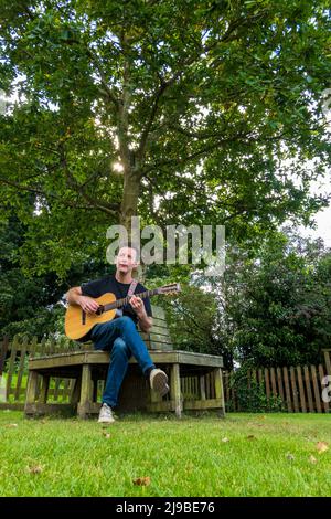 Cantante e cantautore folk irlandese Gus Glynn Foto Stock