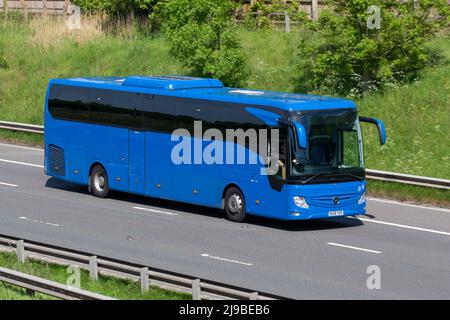 2018 blu MERCEDES-BENZ Tourismo M2 Auto 295/80 R 22,5 10677cc Single Deck PSV; guida sull'autostrada M6, Manchester, Regno Unito Foto Stock