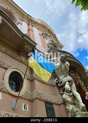 Bandiera Ucraina sulla facciata di un vecchio edificio a Lviv Foto Stock