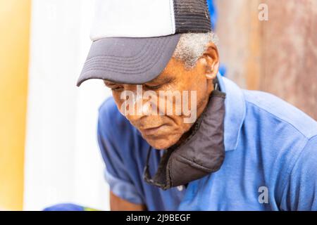 uomo vecchio afroamericano seduto all'aperto Foto Stock