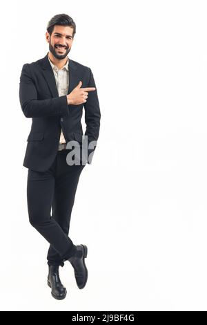 Giovane uomo d'affari latino in abito classico nero Foto di alta qualità Foto Stock