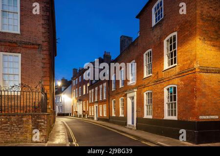 La notte cade nel centro storico di Chichester. Foto Stock