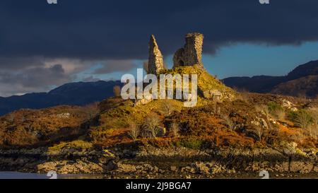 Castello Maol è una fortezza che domina lo stretto di Kyle Akin tra Skye e la terraferma. Foto Stock