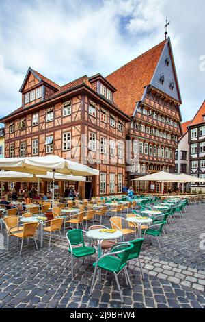 Hildesheim, Germania - 16 agosto 2012: Caffè all'aperto nella piazza del mercato di Marktplatz a Hildesheim Foto Stock