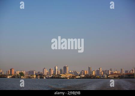 Riverside vista dell'alba dello skyline di Belém do Pará, metropoli dell'Amazzonia brasiliana, con piccolo traghetto in primo piano. Luglio, 2008. Foto Stock