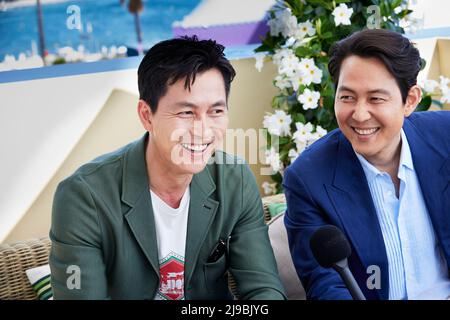 Cannes, Francia. 21st maggio 2022. Lee Jung-jae @from jlee and Jung Woo-sung @jws Theory in ‘Hunt’ regista e attori ritratti: Festival del Cinema di Cannes del 75th. La stella di Lee Jung Jae (meglio conosciuta per il gioco Squid) il primo film di debutto diretto Hunt è un thriller di spy che racconta la storia di due agenti di intelligence elite (suonati da Park Pyeong ho e Kim Jung Do) Che diventano sempre più consapevoli delle verità insopportabili del proprio paese man mano che diventano più diffidenti gli uni degli altri, cercando di fumare una talpa nordcoreana. @ megabox Plus m DOP @leemogae #kimsangbum hunt #cad Foto Stock